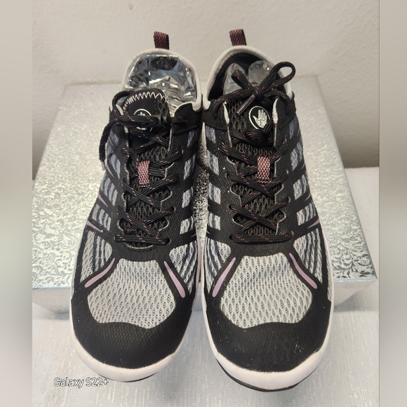 Body Glove Women's Black and Pink Athletic Shoes Size 8. - Picture 2 of 10